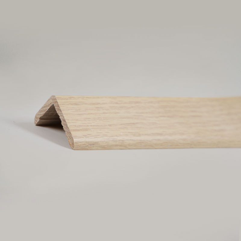 Massief houten rechte hoek (90°) overgangsstrip (omwikkeld met rood eikenfineer + verf) - eikenkleur 1 1/2' x 1 1/2'