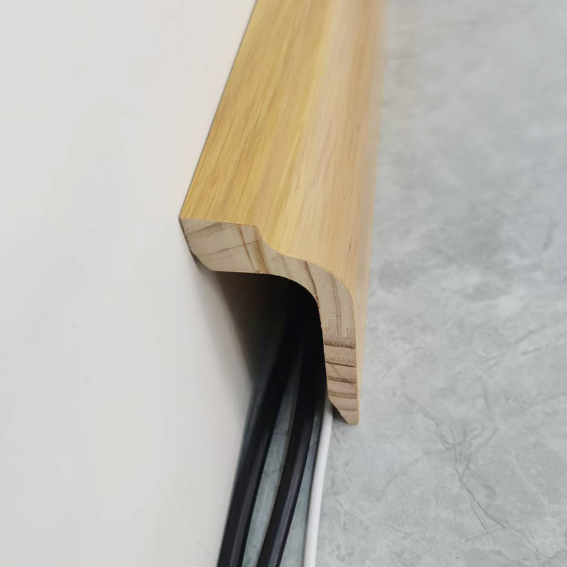 Grenenhouten plint (omwikkeld met wit eiken fineer + verf) - Eiken kleur 1 1/2'x2 1/6'